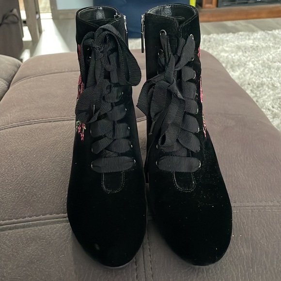 ISAAC MIZRAHI NWOT Black with Flower Design Velour Style Heeled Booties Size 9 - Picture 2 of 12